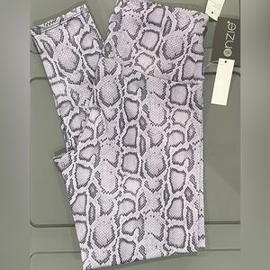 NWT, Onzie Cheetah Leggings